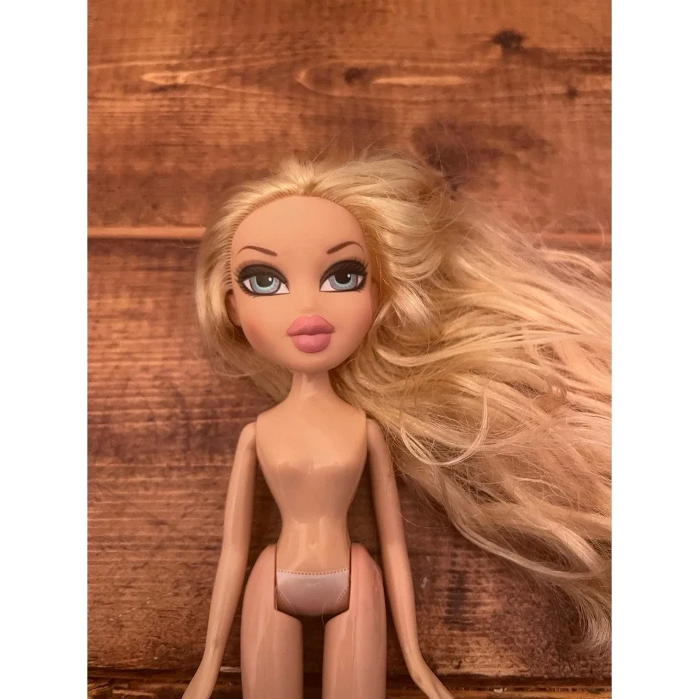 Bratz Cloe 2001 MGA Vintage Doll Nude Gold Tinsel Blue eyes Pink Lips